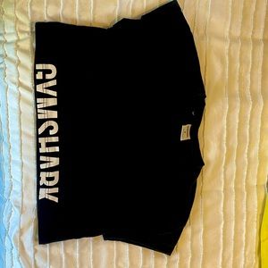 Gymshark workout cropped shirt. Color black size medium